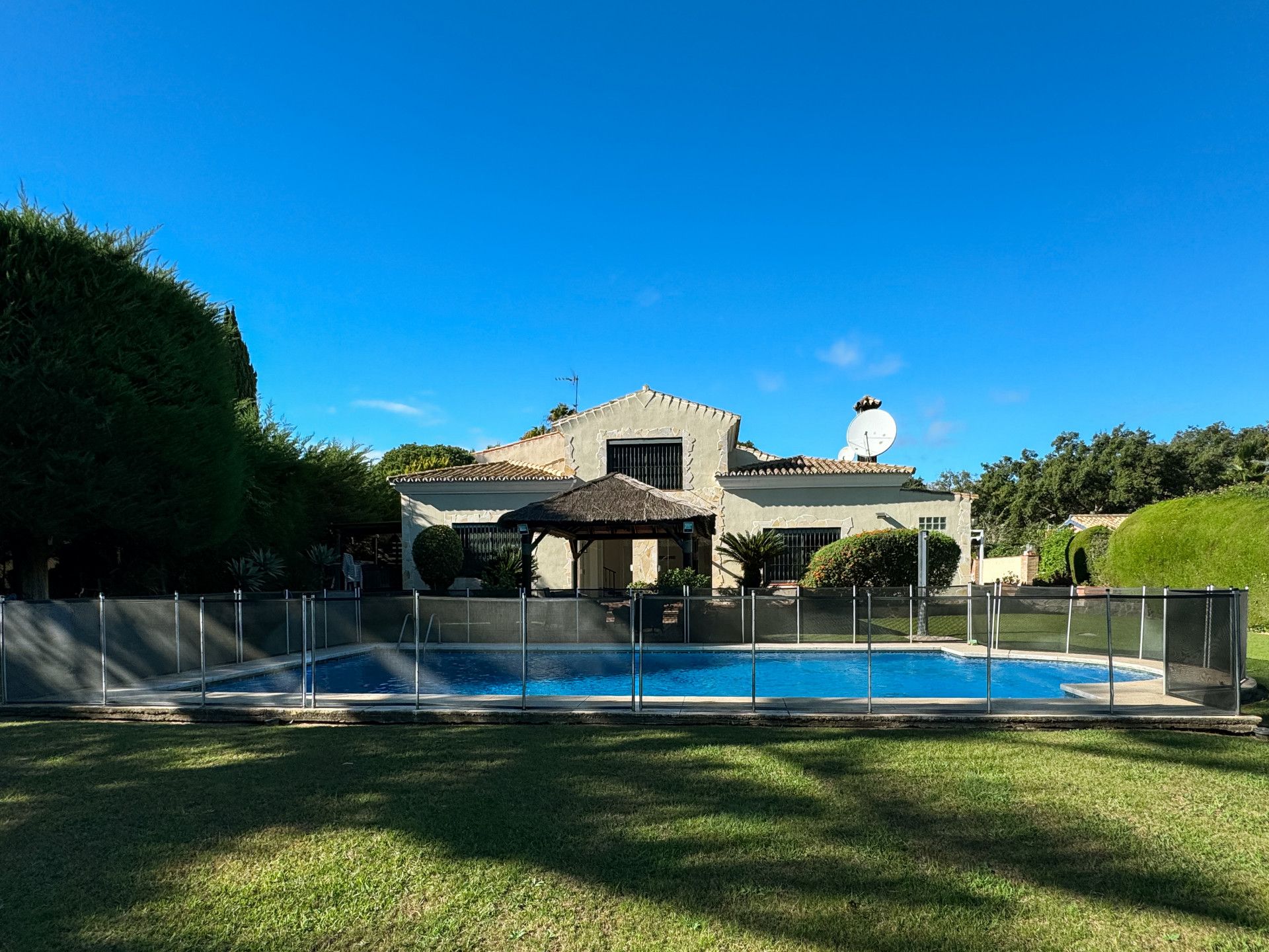 Swimming pool of House or chalet for sale in Sotogrande  with Air Conditioner, Private garden and Terrace