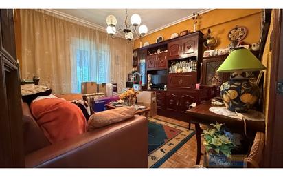 Sala d'estar de Pis en venda en Donostia - San Sebastián  amb Moblat i Balcó
