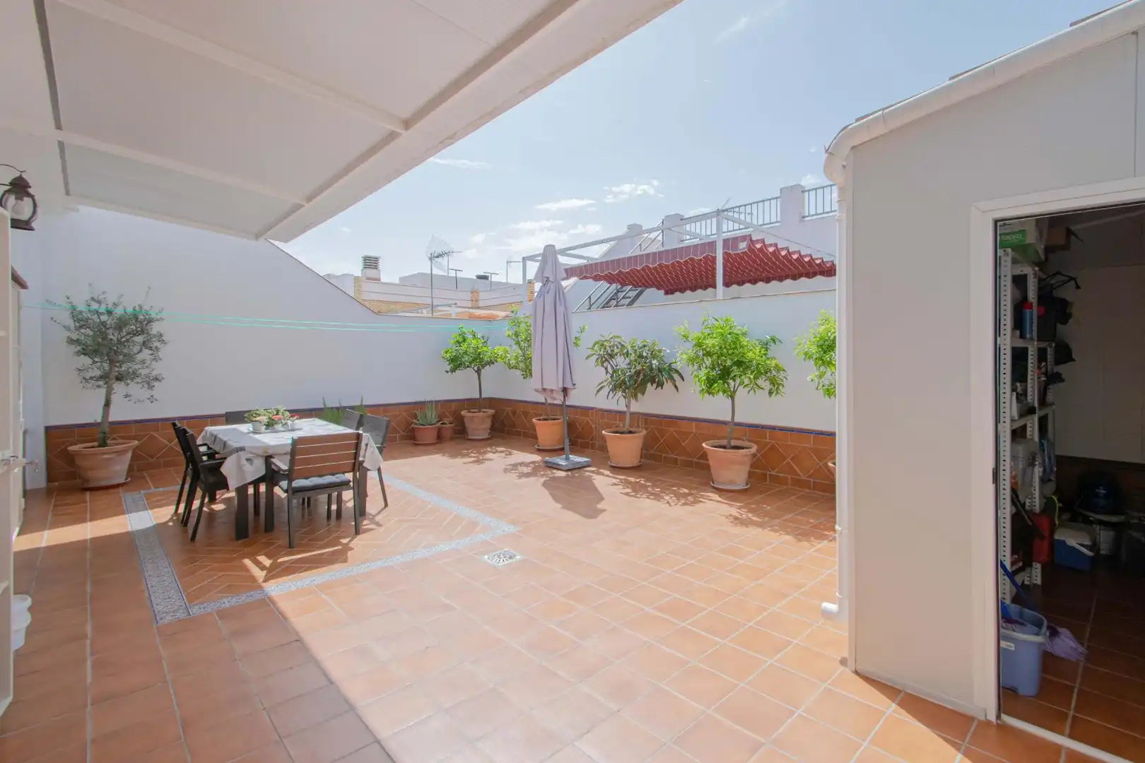 Terrassa de Casa o xalet en venda en La Rinconada amb Aire condicionat i Traster
