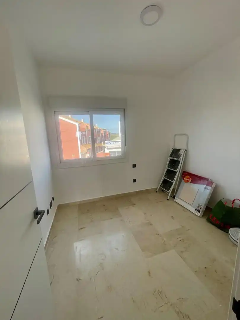 Dormitori de Casa adosada de lloguer en Manilva amb Aire condicionat, Terrassa i Piscina