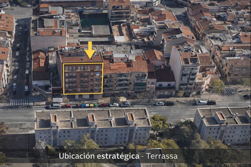 Vista exterior de Edifici en venda en Terrassa