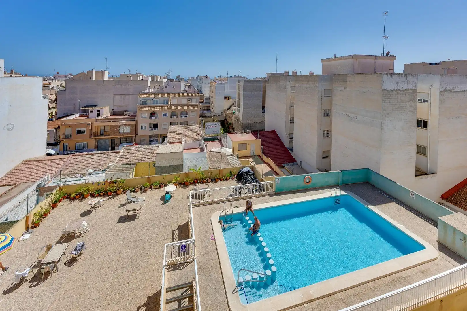 Piscina de Estudio en venta en Torrevieja con Terraza, Amueblado y Balcón