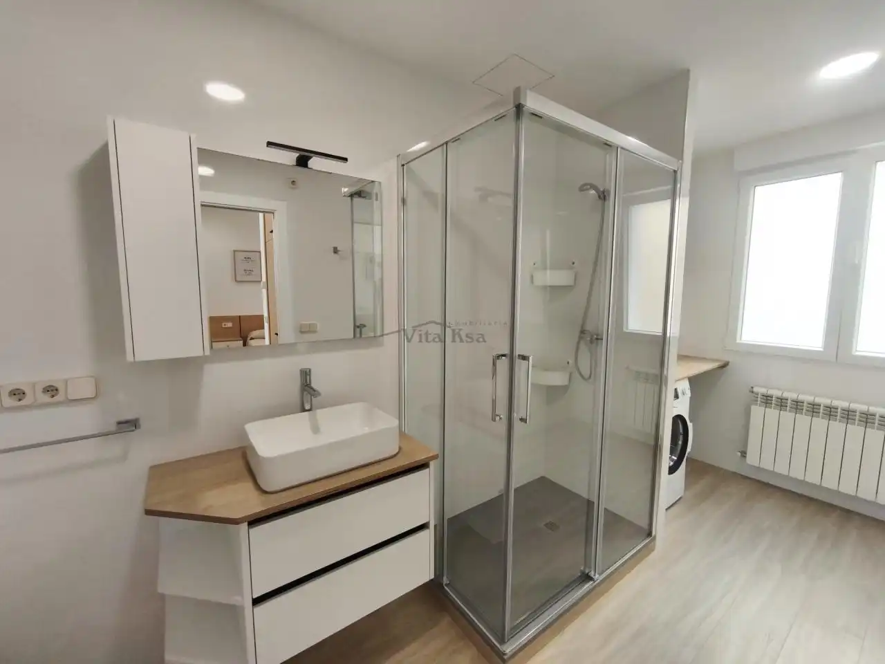 Bany de Apartament de lloguer en Ourense Capital  amb Aire condicionat, Calefacció i Moblat