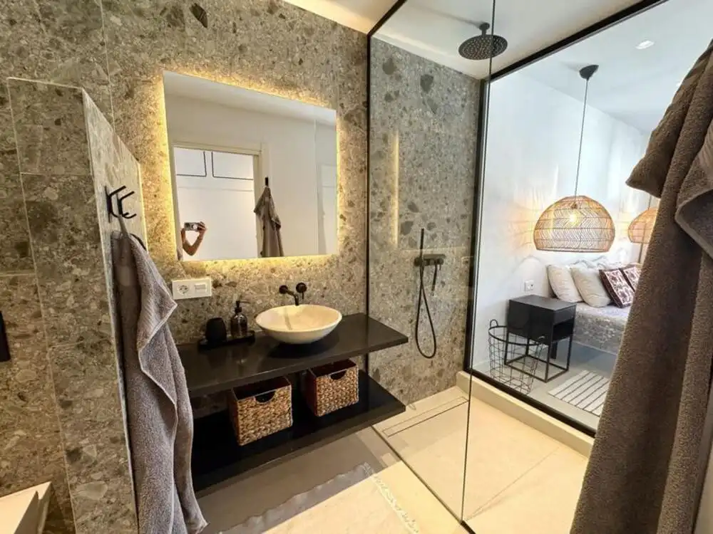 Badezimmer von Maisonette zur Miete in Benahavís mit Klimaanlage, Terrasse und Abstellraum