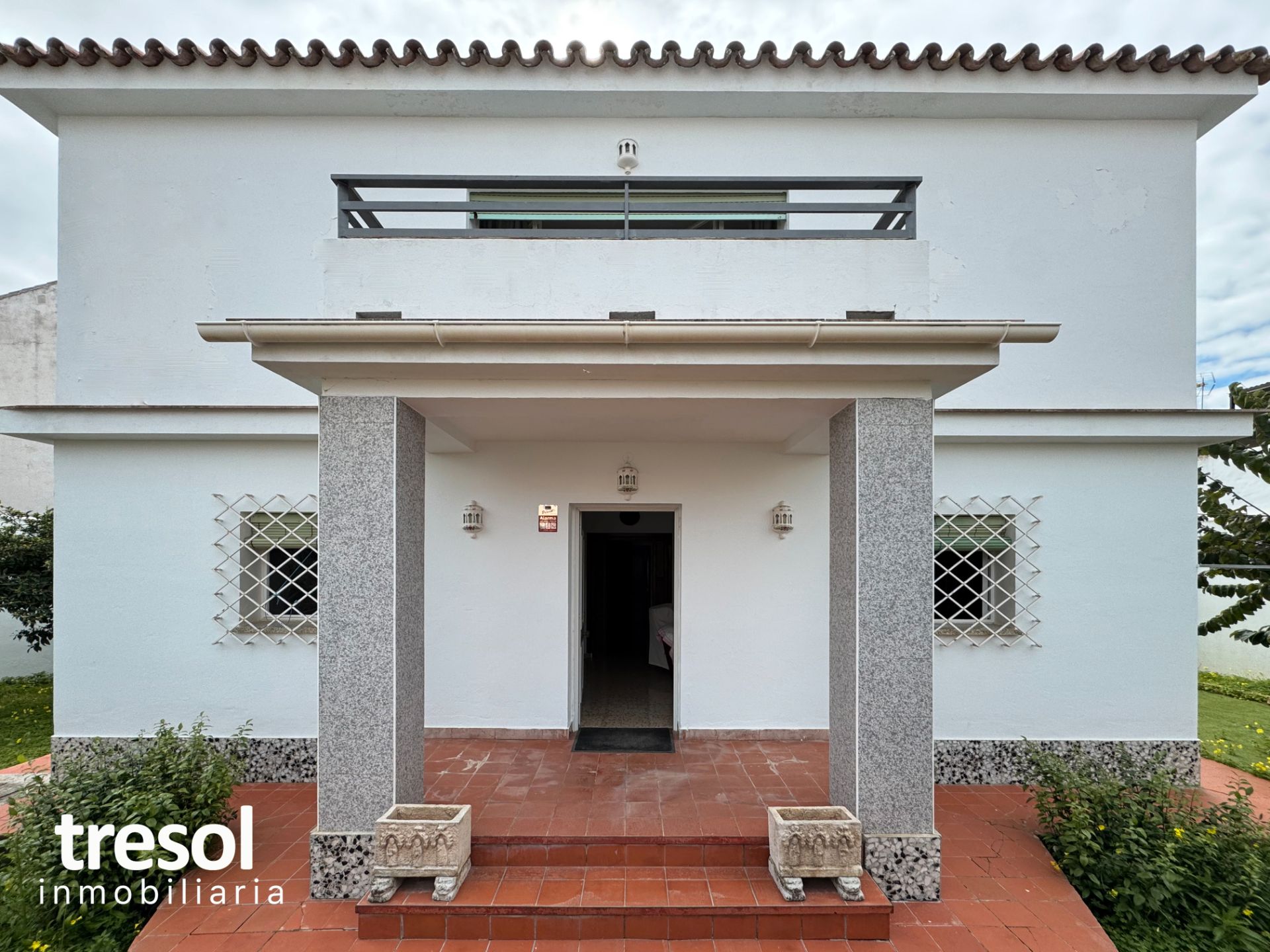 Vista exterior de Casa o xalet en venda en Alhaurín de la Torre amb Jardí privat, Terrassa i Traster