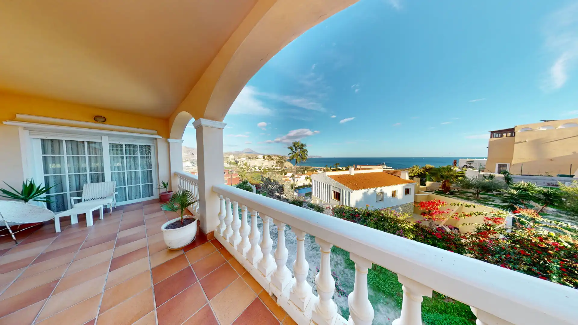 Vista exterior de Casa o xalet en venda en El Campello amb Aire condicionat, Calefacció i Jardí privat