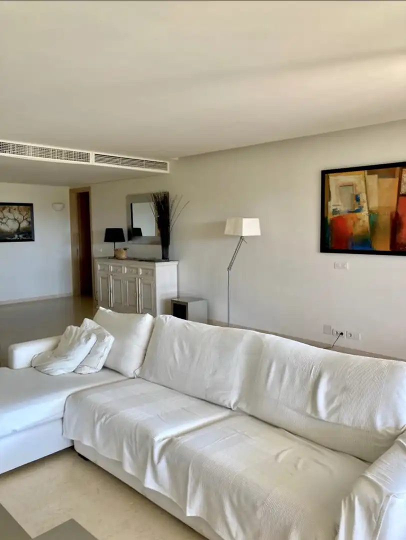 Sala de estar de Planta baja en venta en Sotogrande con Aire acondicionado, Terraza y Piscina