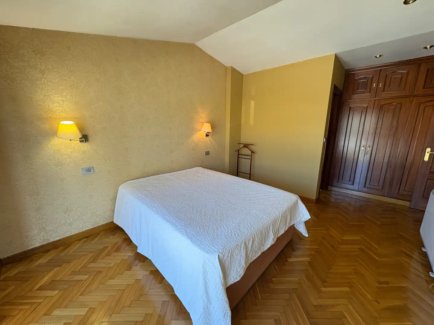 Habitación de Casa adosada en venta en Culleredo con Calefacción, Jardín privado y Parquet