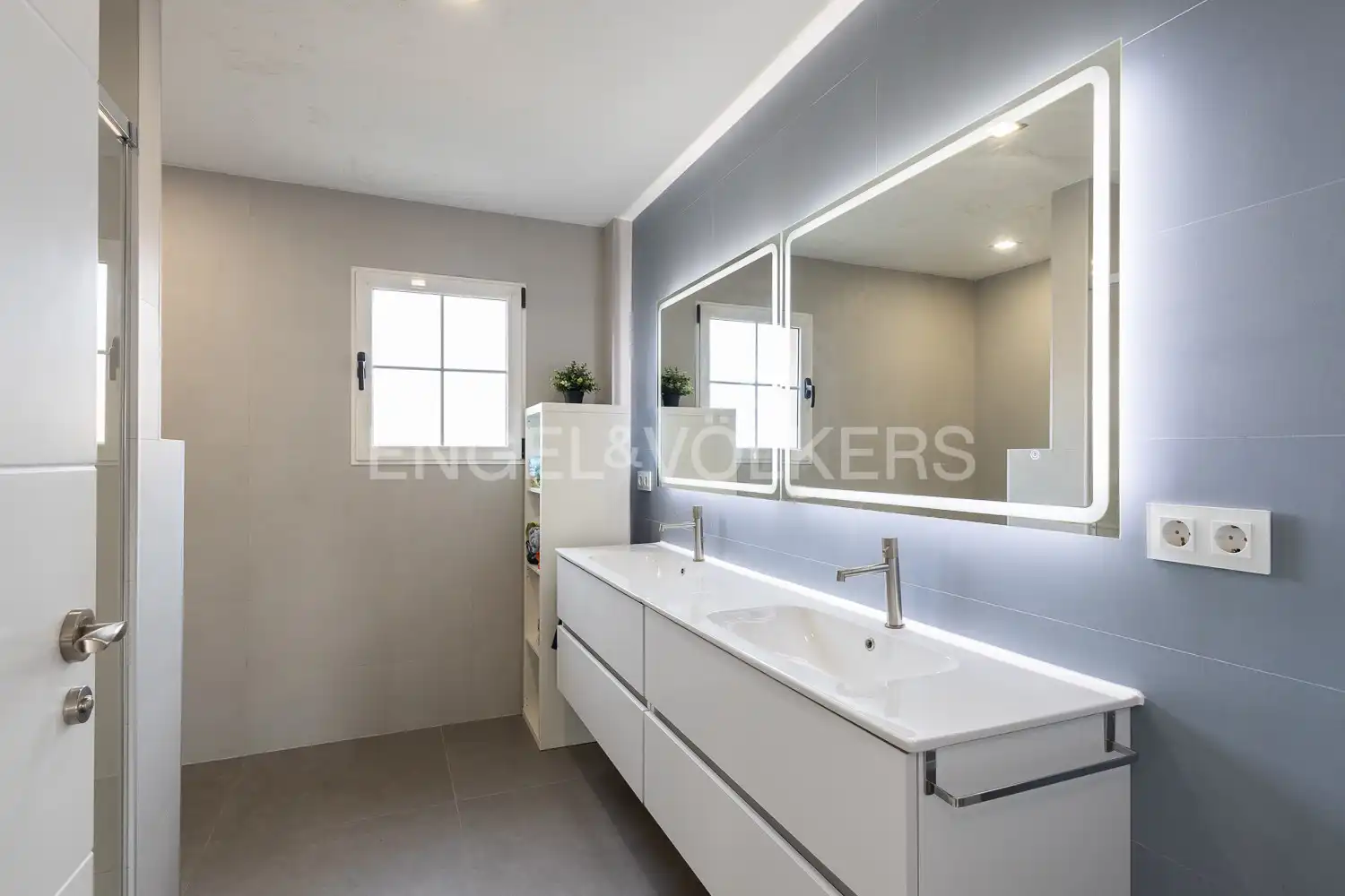 Bathroom of Houses for sale in L'Eliana  with Air Conditioner, Heating and Private garden