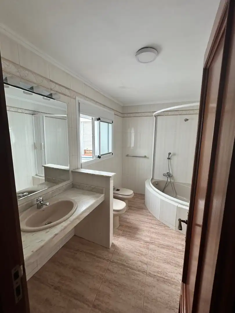 Baño de Piso de alquiler en Alaquàs con Horno, Balcón y Alarma
