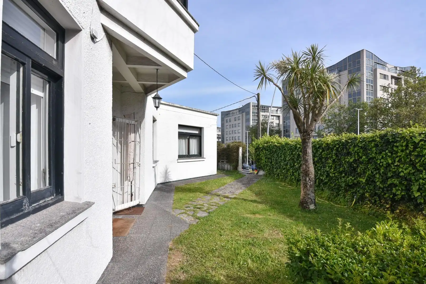 Vista exterior de Casa o xalet en venda en A Coruña Capital  amb Calefacció, Jardí privat i Parquet
