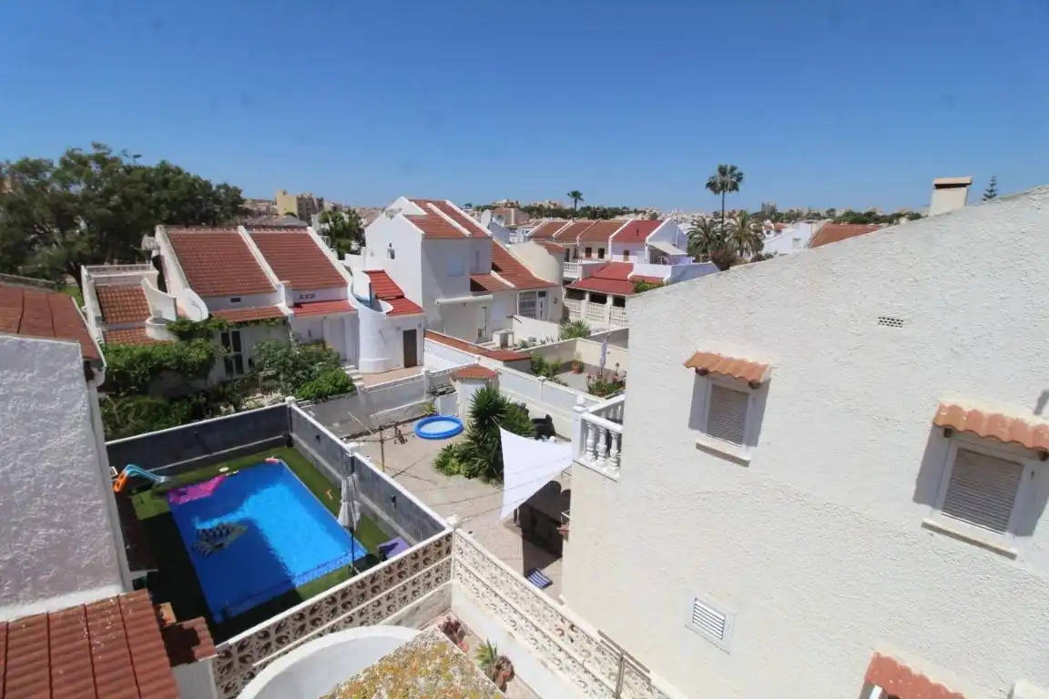 Vista exterior de Casa adosada en venta en Torrevieja con Aire acondicionado, Jardín privado y Terraza