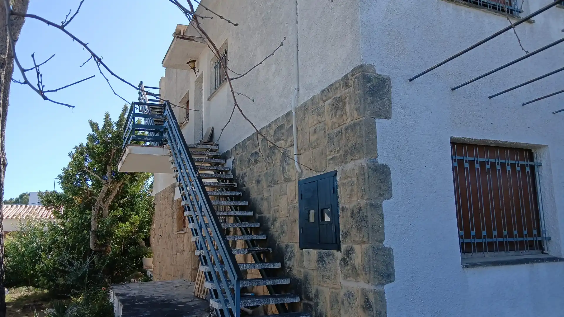 Vista exterior de Casa adosada en venda en Roda de Berà amb Jardí privat i Terrassa