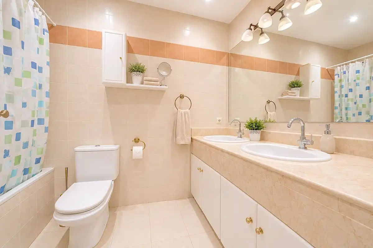 Bany de Apartament en venda en Motril amb Aire condicionat, Calefacció i Jardí privat