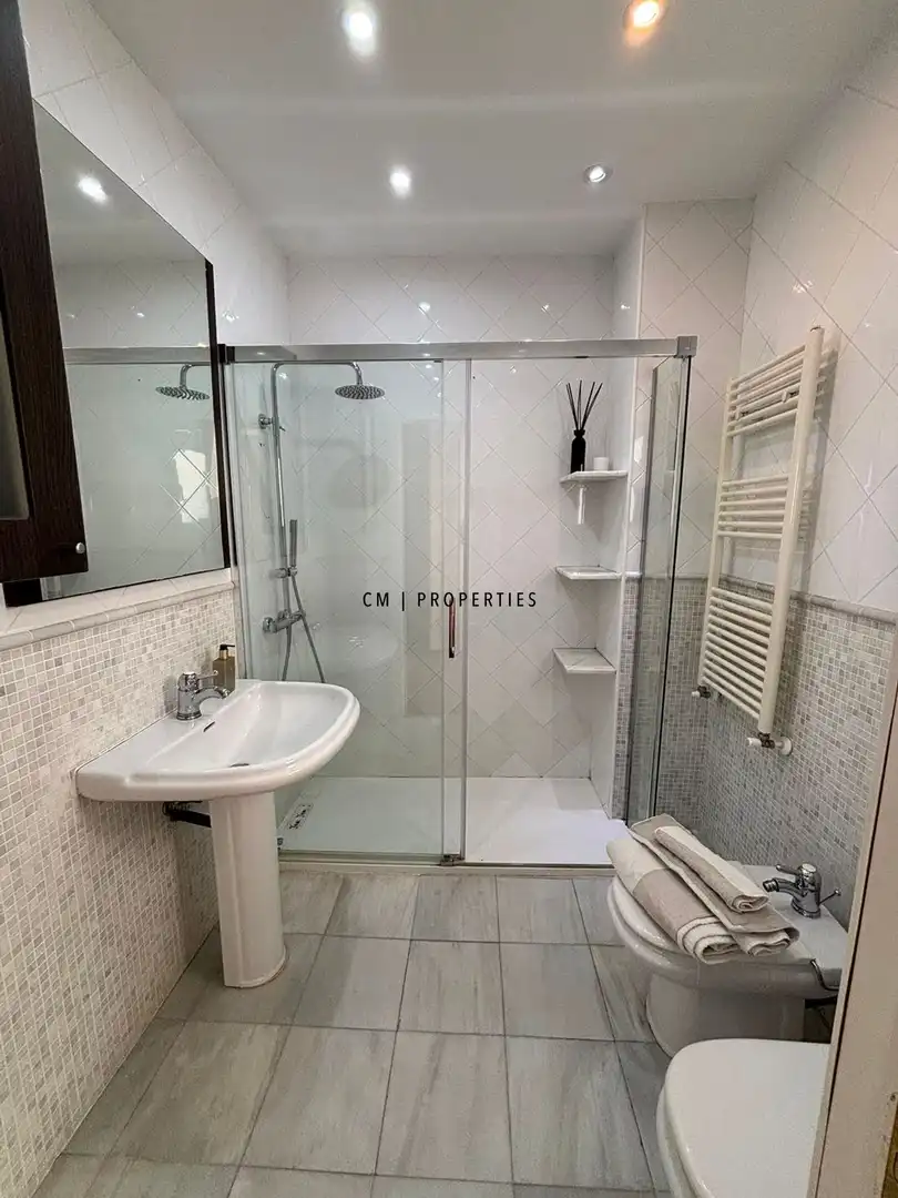Badezimmer von Wohnung zur Miete in Valencia mit Klimaanlage, Heizung und Parkett