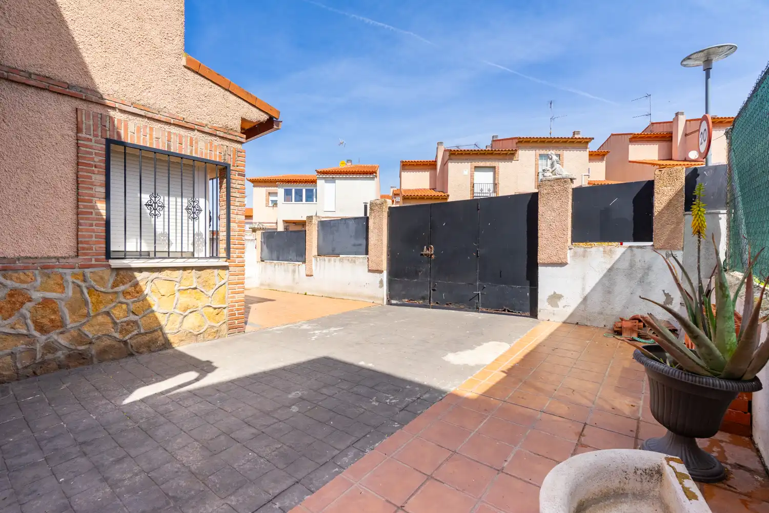 Vista exterior de Casa adosada en venta en Santa Cruz del Retamar con Calefacción y Piscina