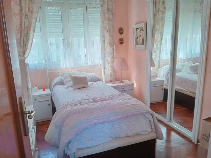 Schlafzimmer von Wohnung zum Verkauf in Santander mit Parkett, Möbliert und Waschmaschine
