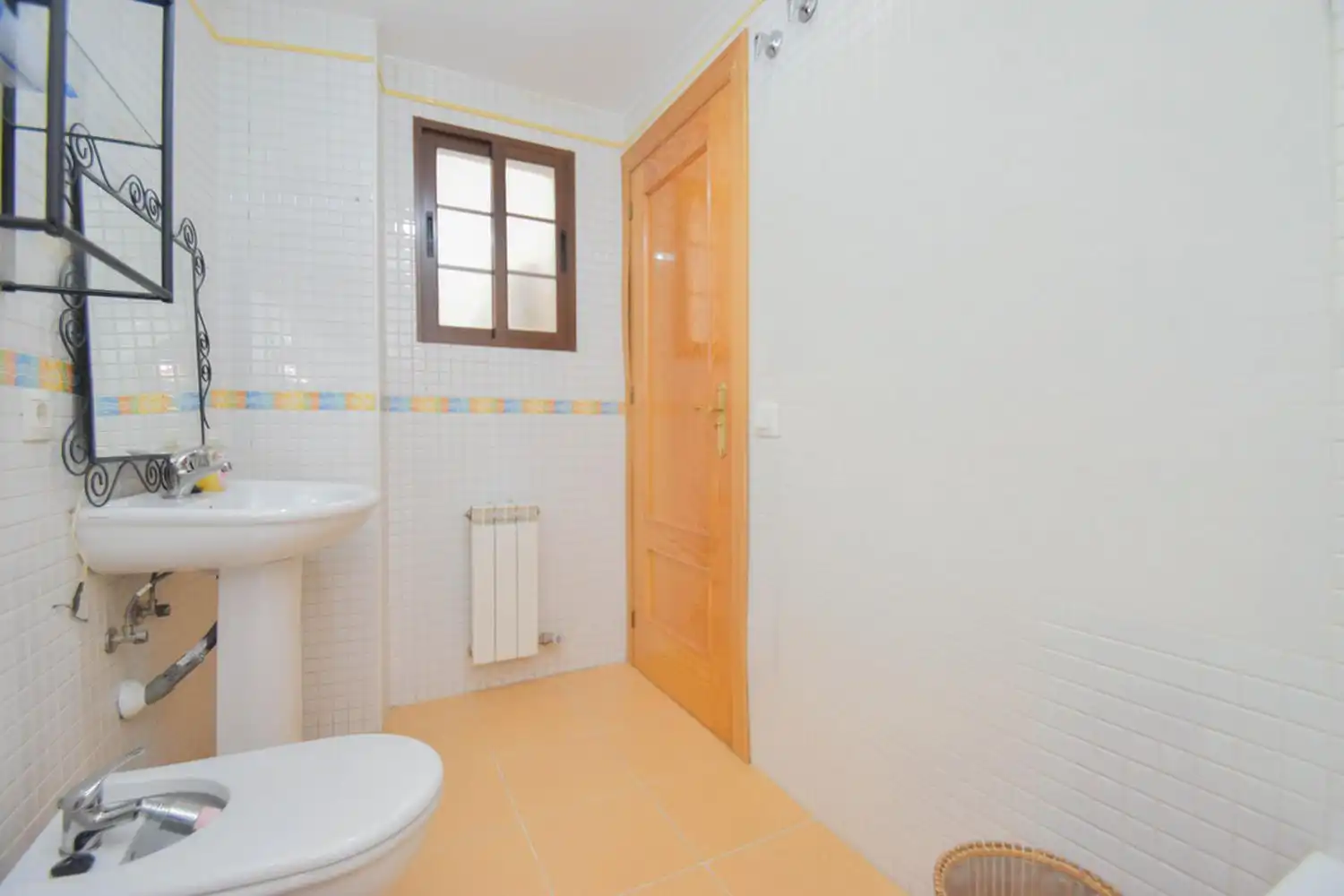 Bathroom of Flat for sale in Las Gabias  with Air Conditioner and Storage room