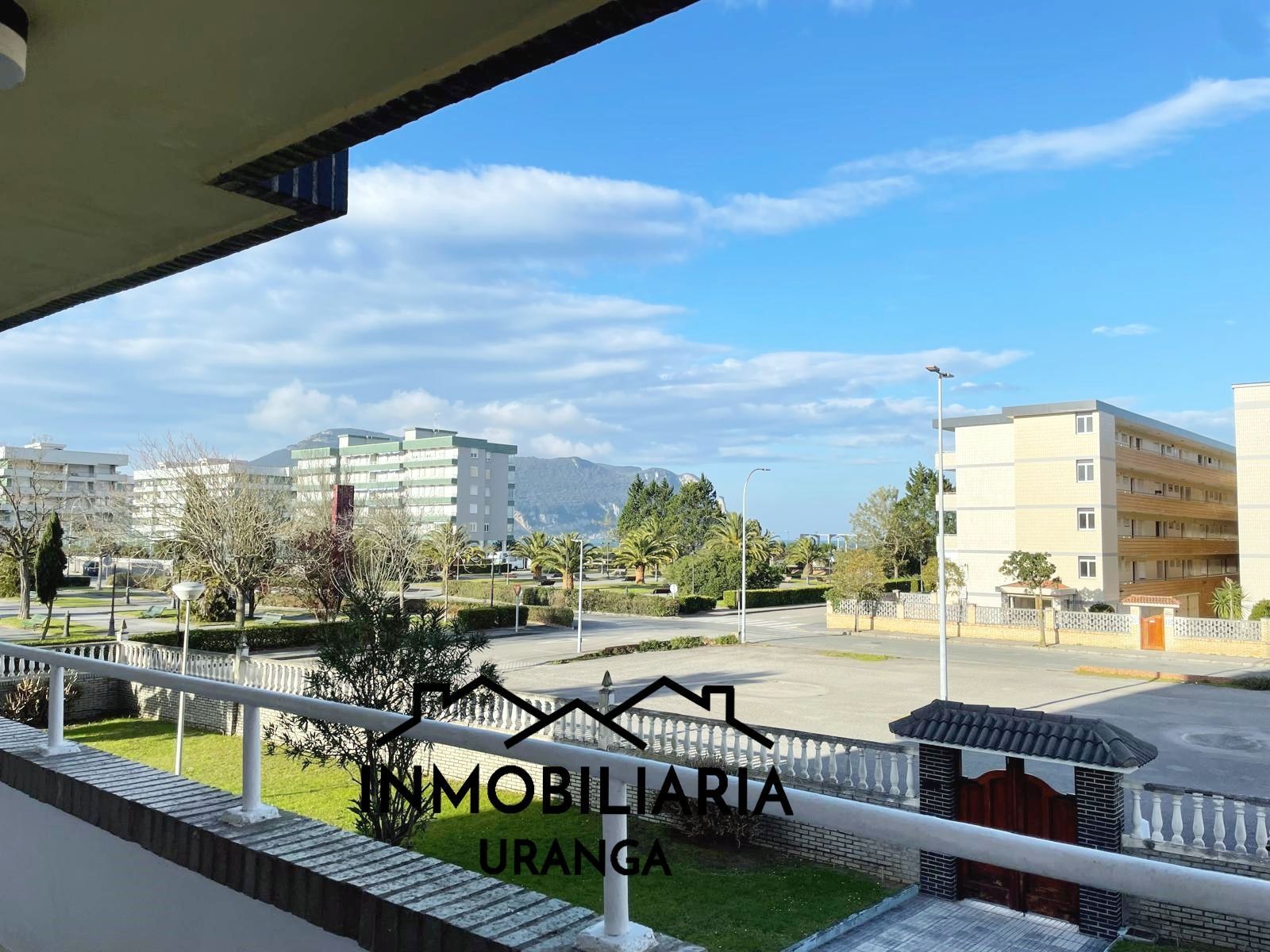 Vista exterior de Pis en venda en Laredo amb Calefacció i Terrassa