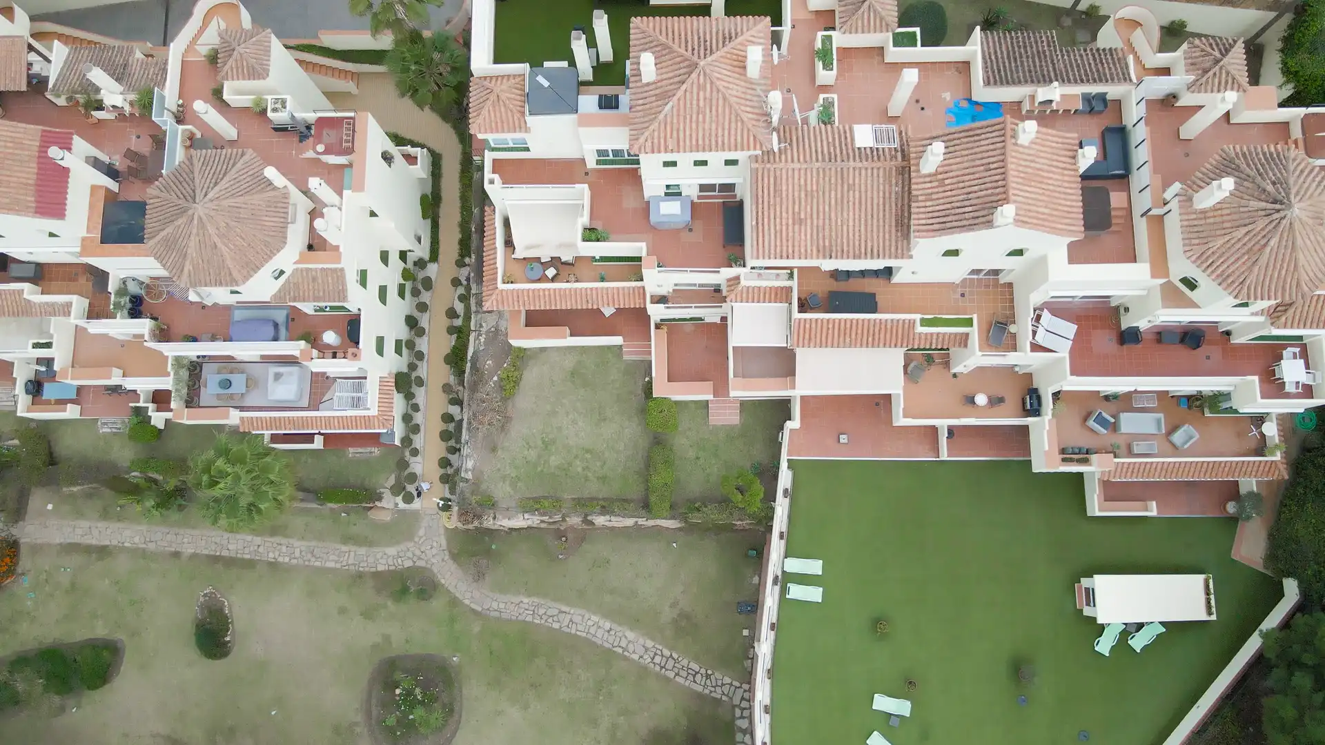 Außenansicht von Wohnung zur Miete in Benahavís mit Klimaanlage, Privatgarten und Terrasse