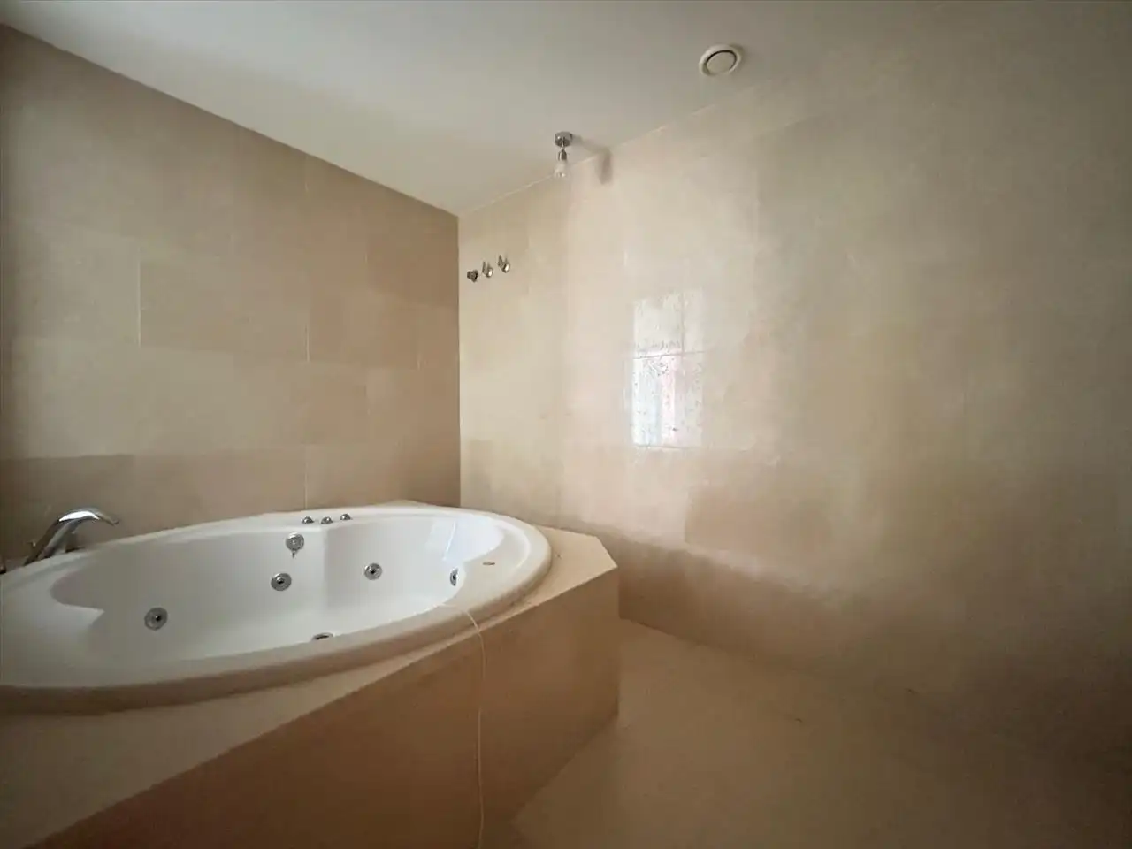 Bany de Casa o xalet en venda en San Bartolomé de Tirajana amb Aire condicionat, Jardí privat i Parquet