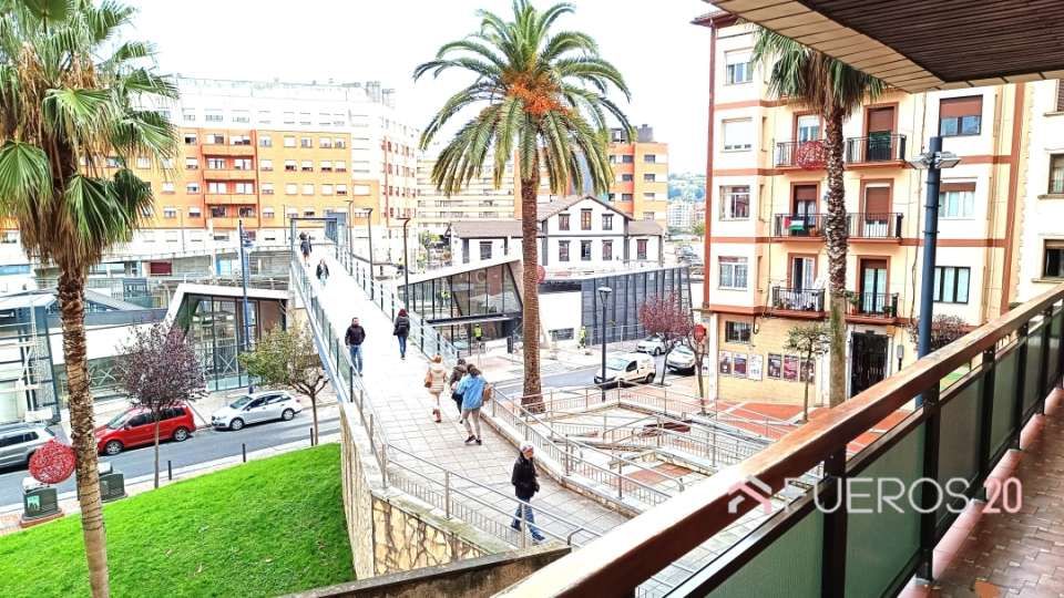 Vista exterior de Pis en venda en Barakaldo  amb Calefacció, Terrassa i Moblat