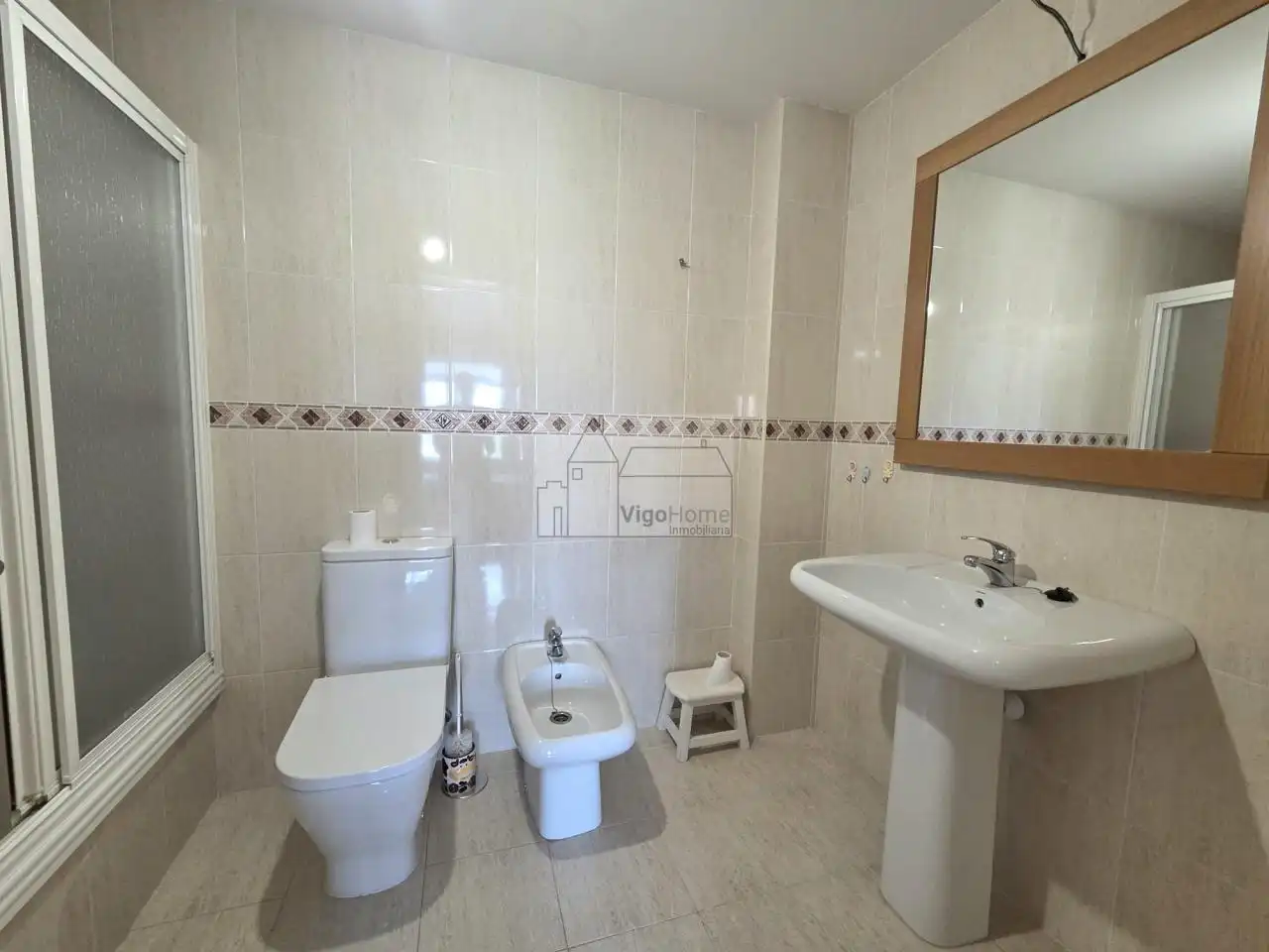 Bathroom of Flat for sale in Vigo   with Heating, Parquet flooring and Storage room