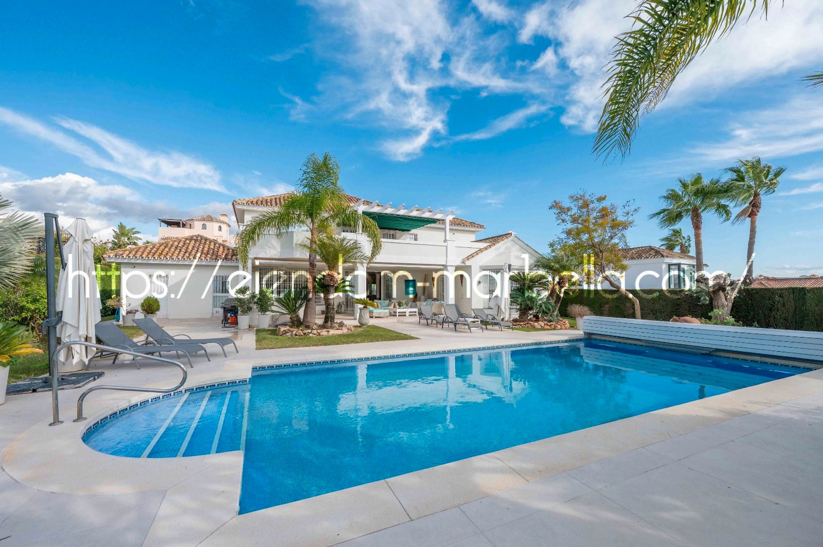 Vista exterior de Casa o xalet en venda en Marbella amb Aire condicionat, Jardí privat i Terrassa