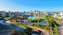 Vista exterior de Apartament en venda en Estepona amb Aire condicionat, Terrassa i Piscina