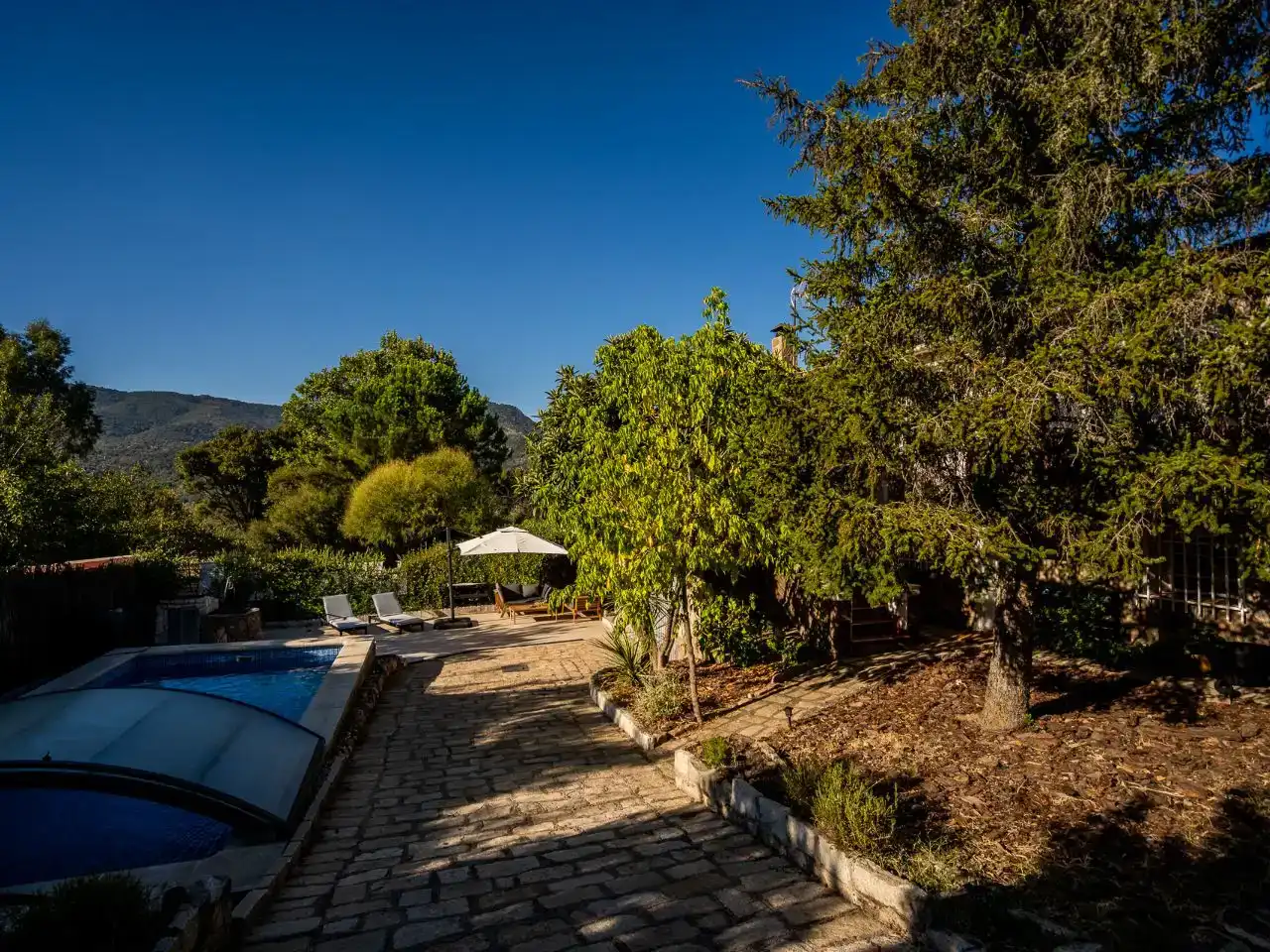 Jardí de Casa o xalet en venda en Navahondilla amb Aire condicionat, Piscina i Balcó