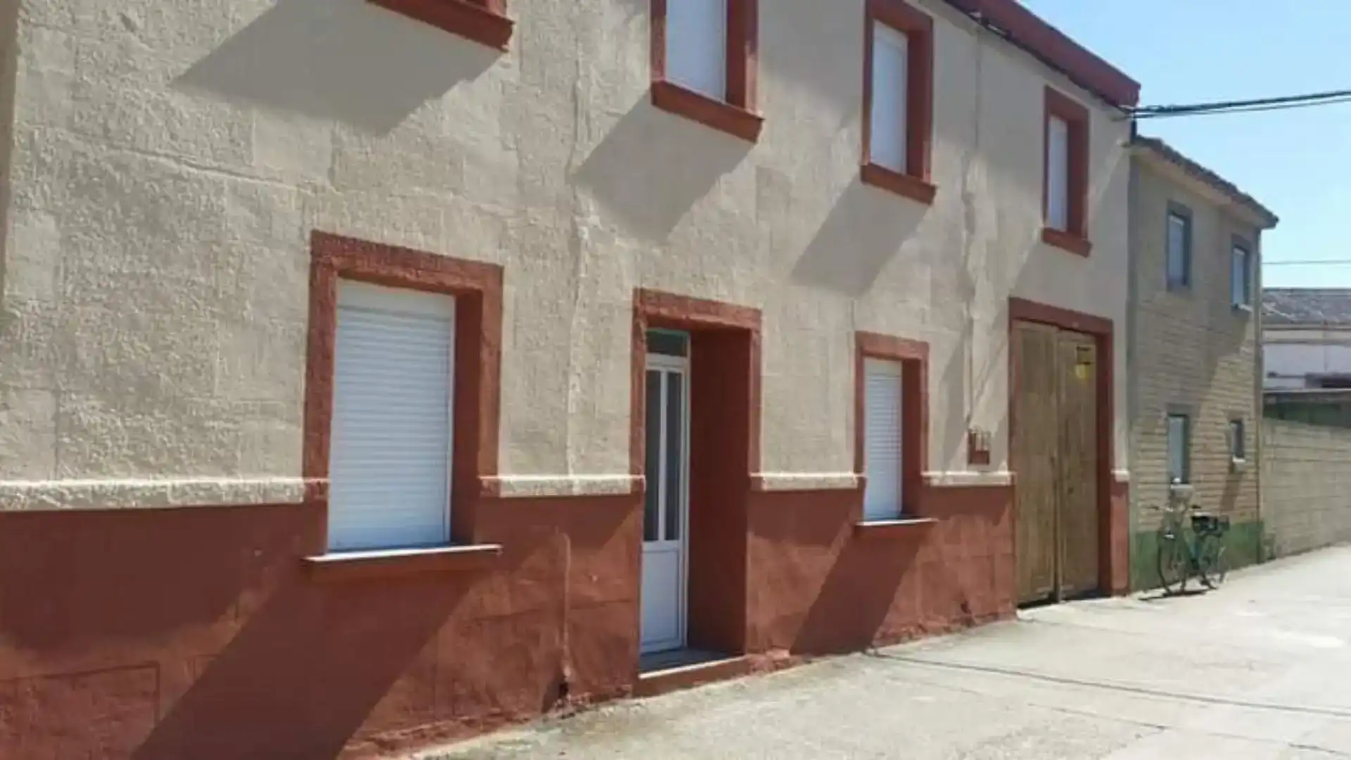 Vista exterior de Casa adosada en venda en Santa Croya de Tera amb Moblat, Forn i Rentadora