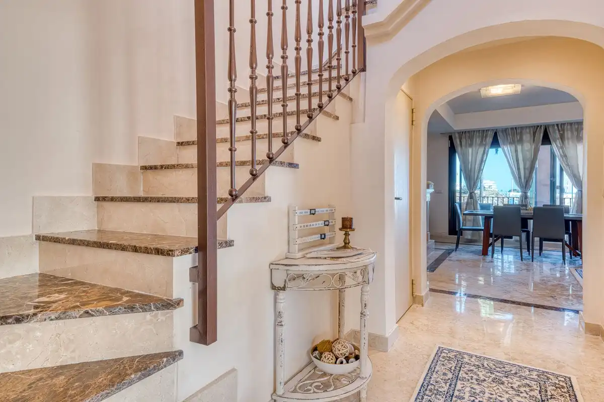 Einfamilien-Reihenhaus zum Verkauf in Estepona mit Klimaanlage, Terrasse und Alarm