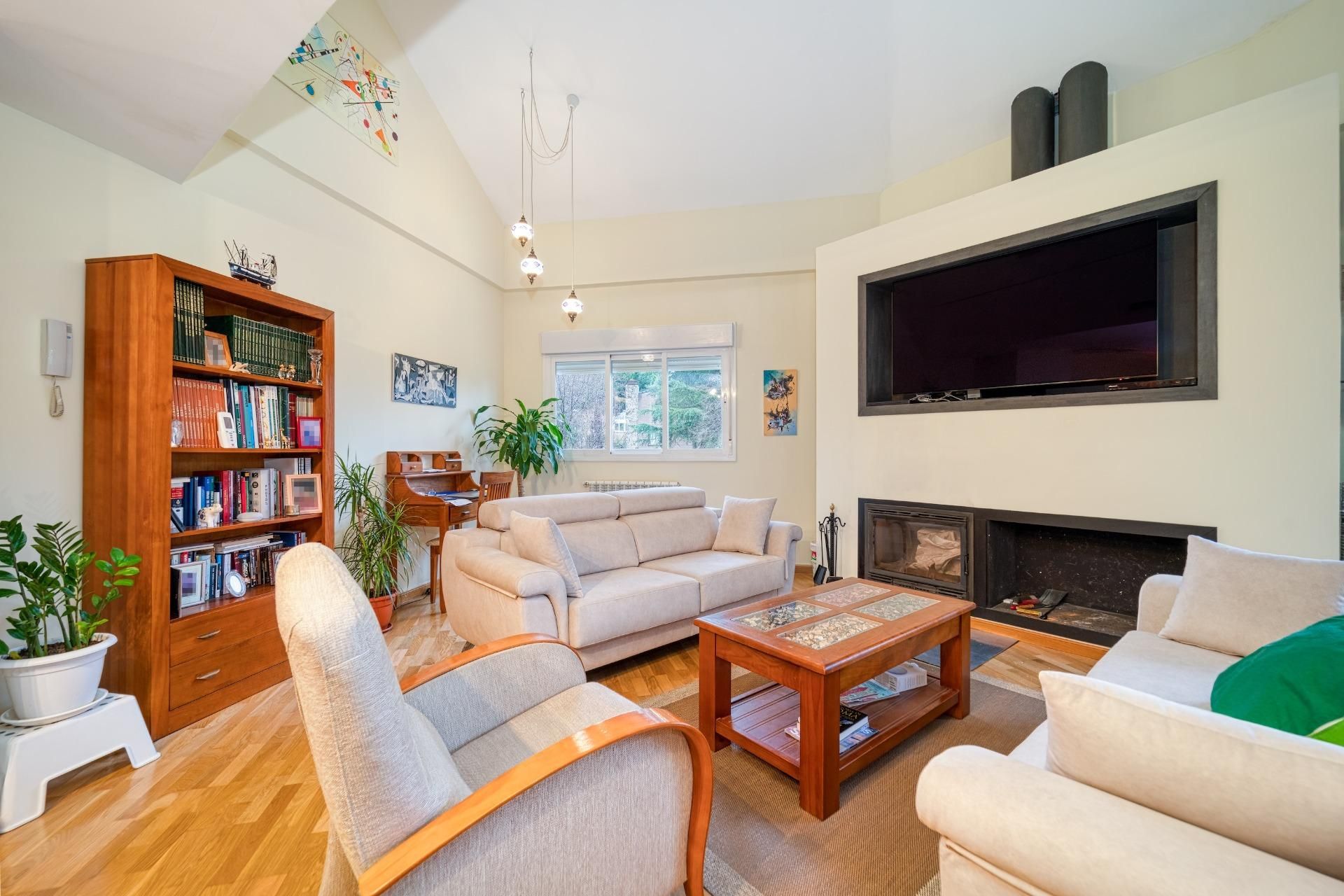 Sala d'estar de Casa adosada en venda en Torrelodones amb Aire condicionat, Calefacció i Jardí privat