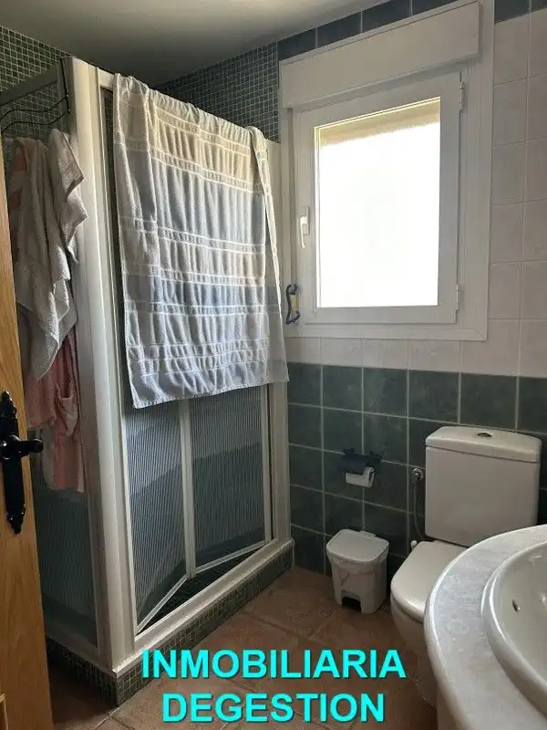 Bany de Casa o xalet en venda en Linares amb Aire condicionat, Calefacció i Jardí privat