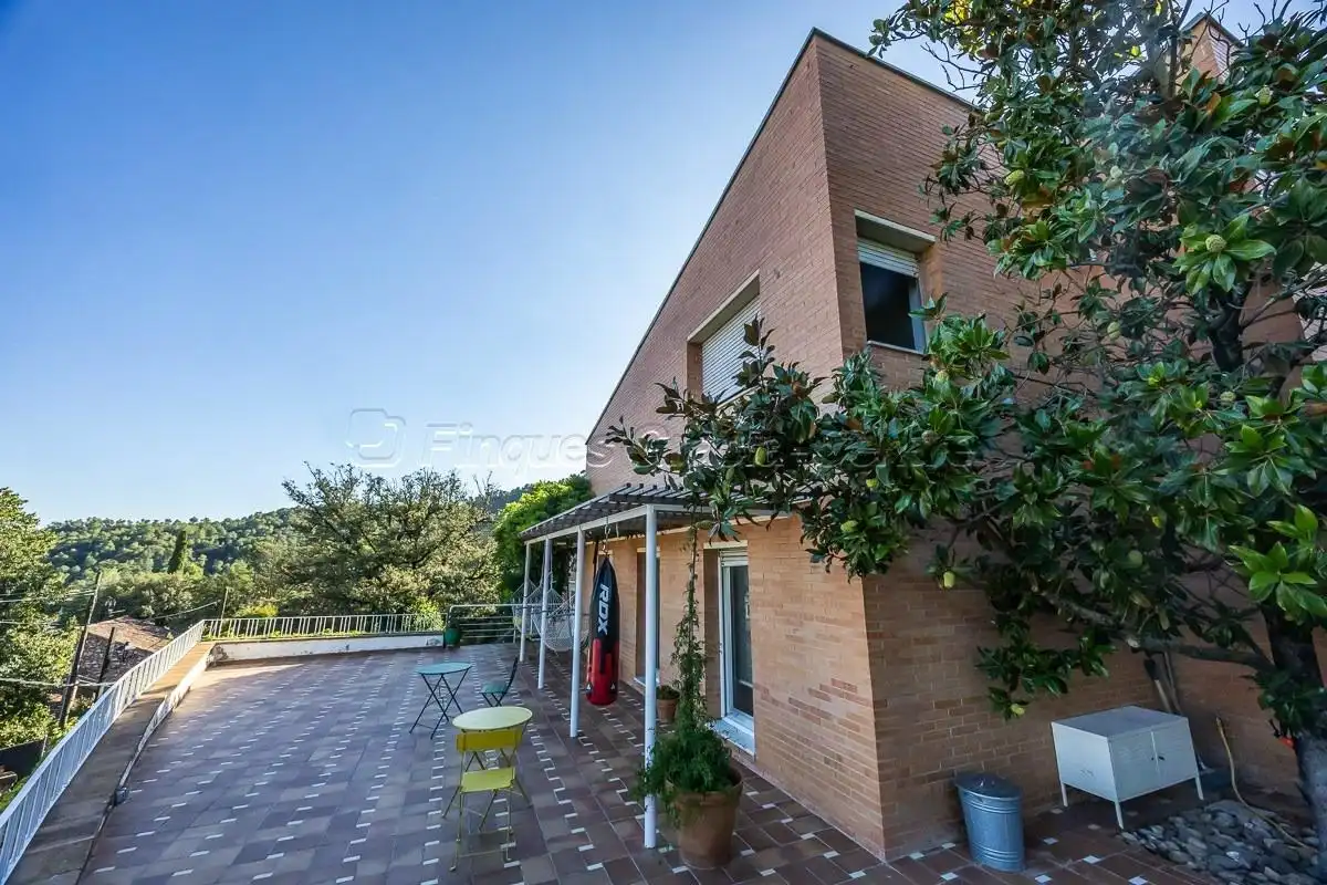 Vista exterior de Casa o xalet en venda en Castellar del Vallès amb Calefacció, Jardí privat i Terrassa