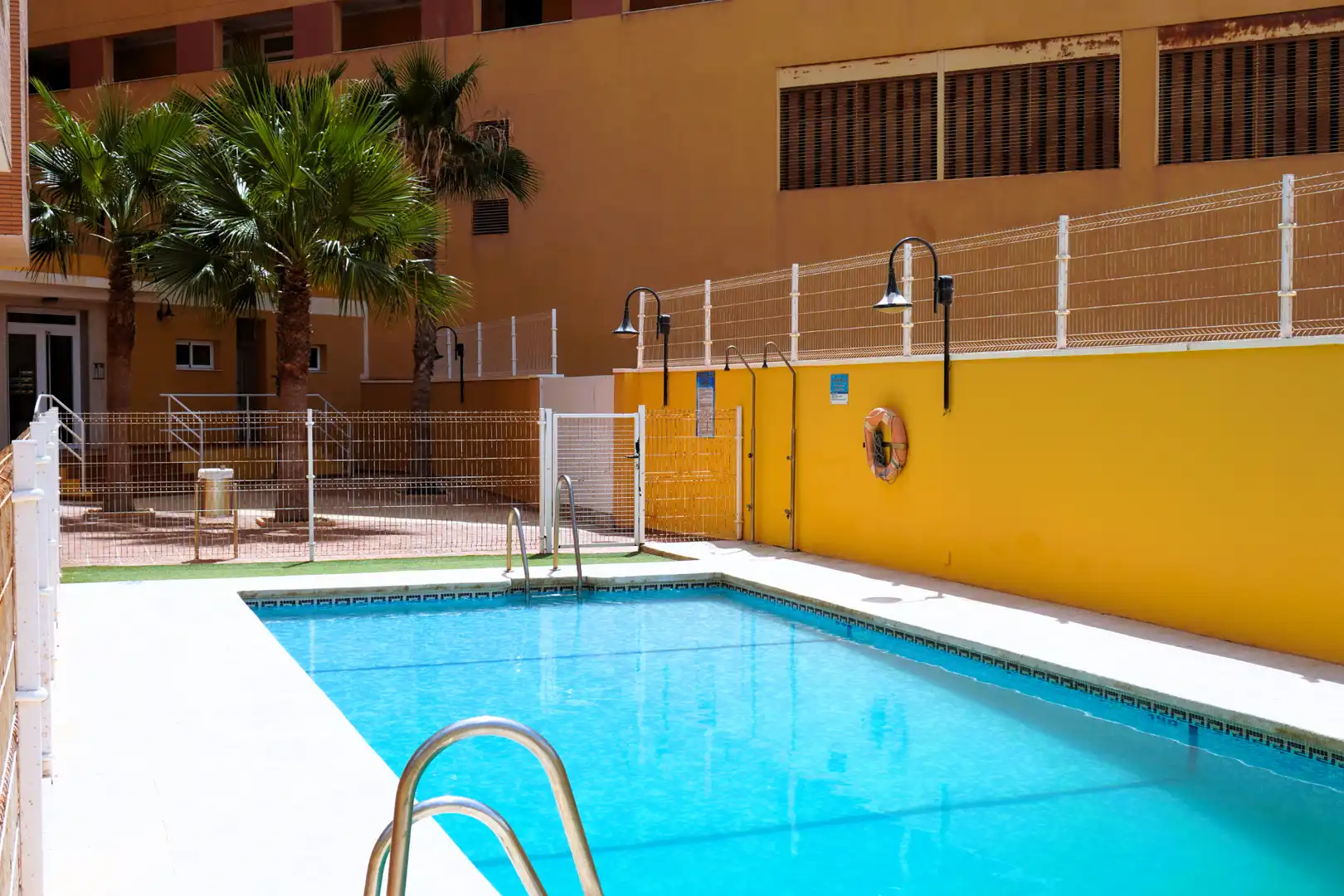 Piscina de Pis en venda en Roquetas de Mar amb Aire condicionat, Terrassa i Moblat