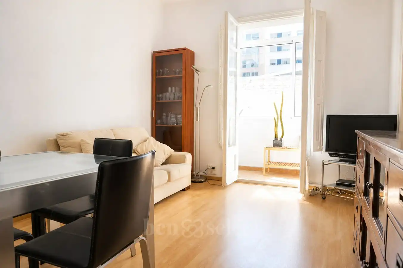 Sala d'estar de Pis en venda en Barcelona amb Calefacció, Parquet i Moblat