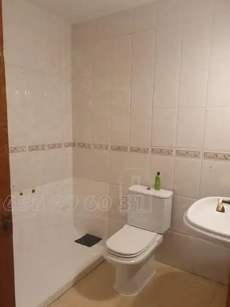 Bany de Pis en venda en Baza amb Calefacció, Terrassa i Moblat