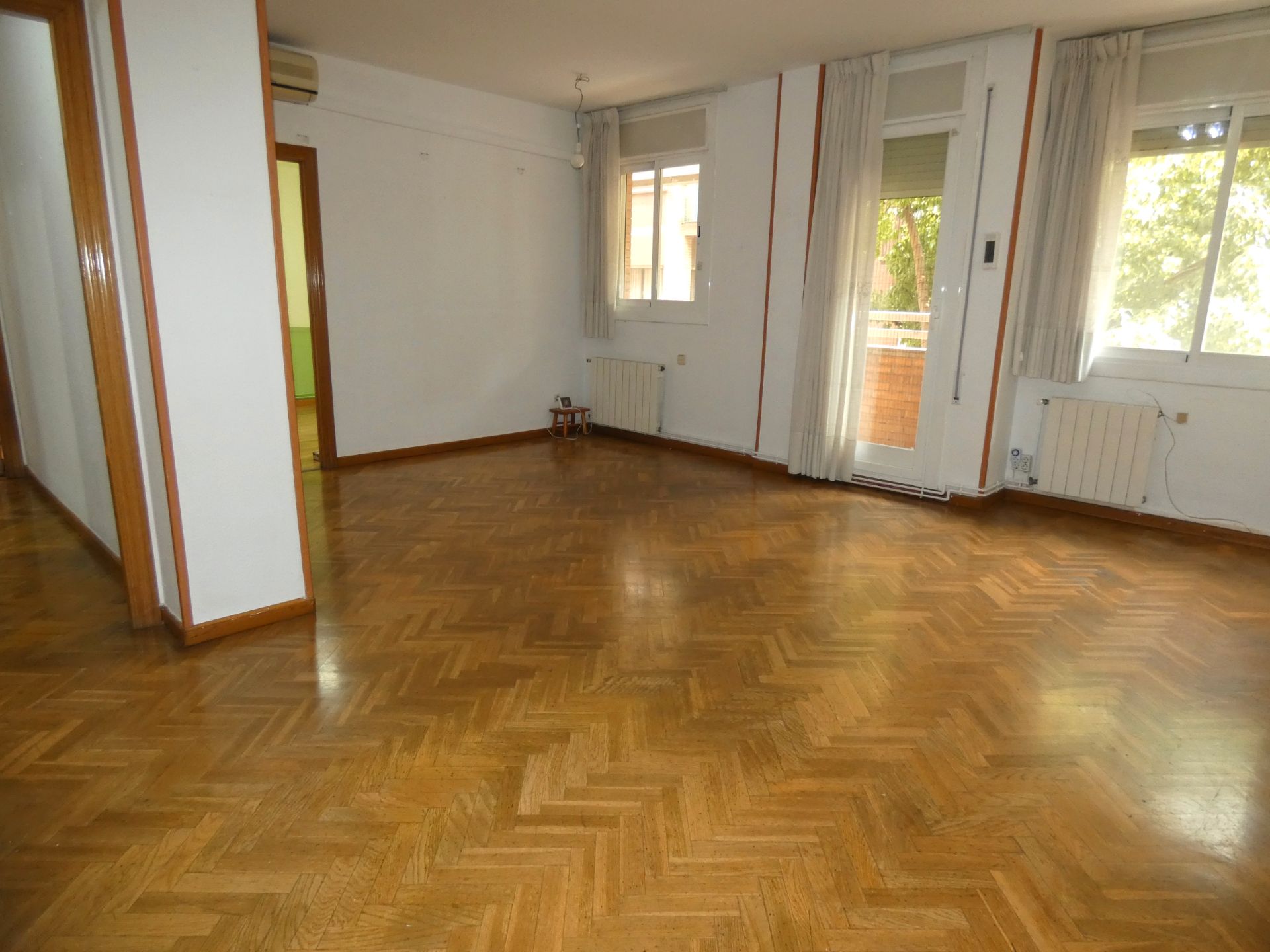 Sala de estar de Piso en venta en Cornellà de Llobregat con Aire acondicionado, Calefacción y Parquet