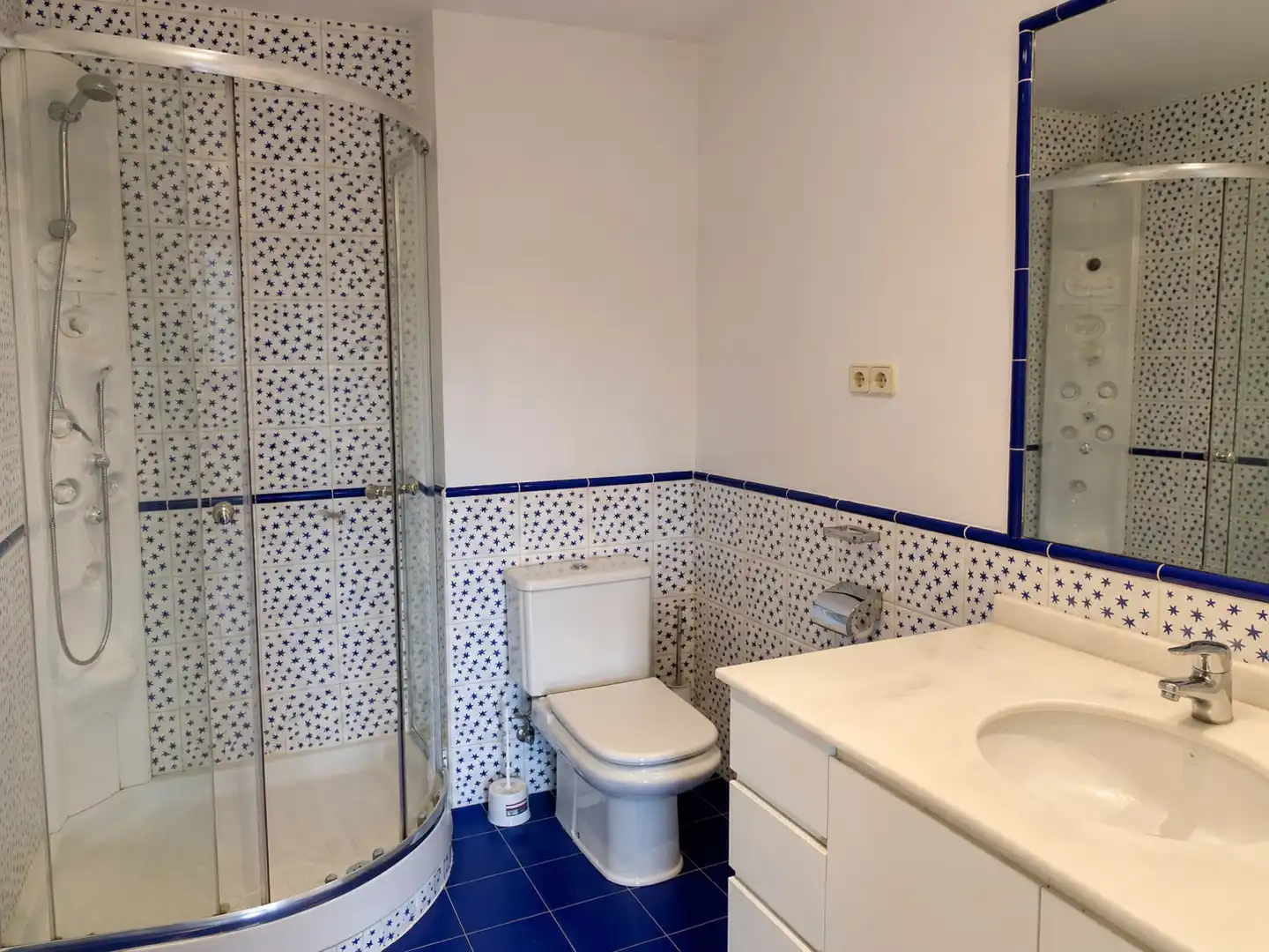 Baño de Casa adosada de alquiler en Boadilla del Monte con Aire acondicionado, Calefacción y Jardín privado