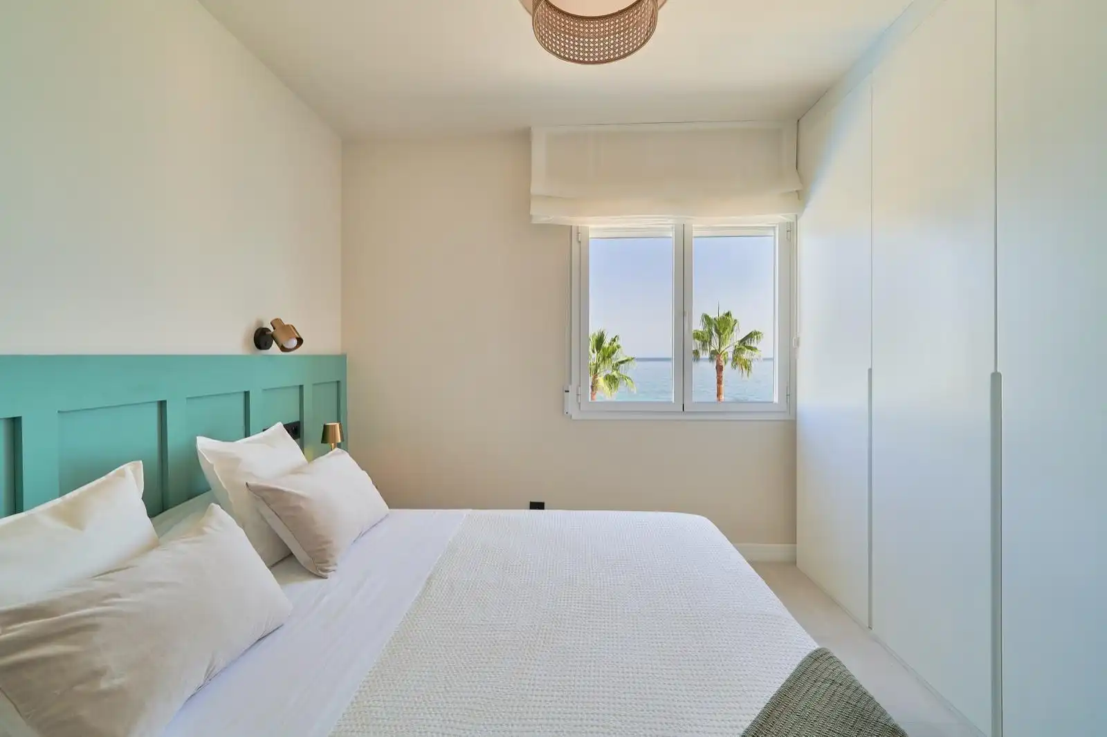 Dormitori de Apartament de lloguer en Benalmádena amb Aire condicionat, Terrassa i Moblat