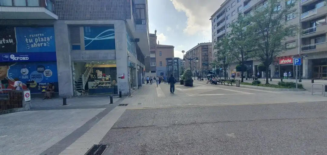 Vista exterior de Local de lloguer en Bilbao  amb Aire condicionat