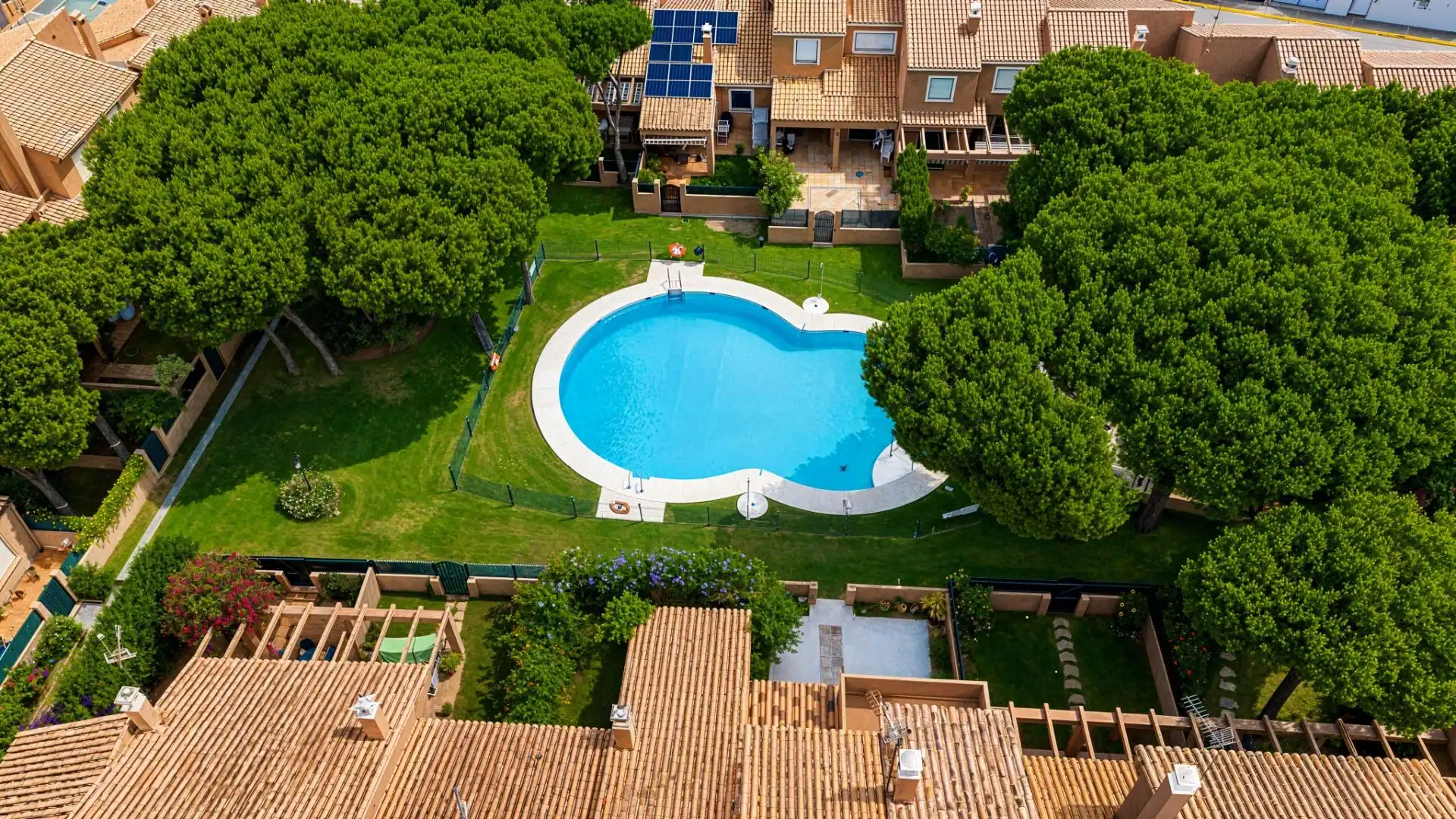 Piscina de Casa adosada en venda en Chiclana de la Frontera amb Jardí privat, Terrassa i Piscina comunitària