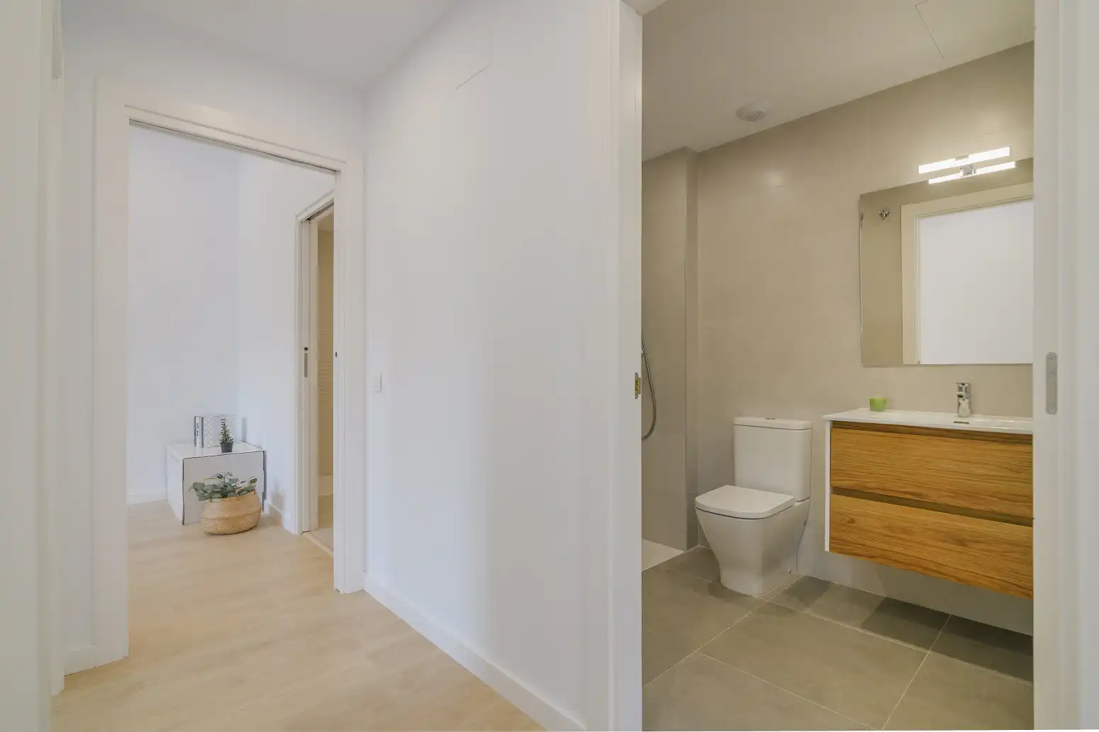 Bany de Pis en venda en Cornellà de Llobregat amb Calefacció, Parquet i Terrassa
