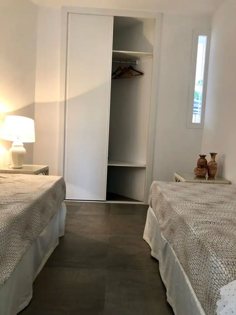 Schlafzimmer von Wohnungen zur Miete in Marbella mit Klimaanlage, Schwimmbad und Möbliert