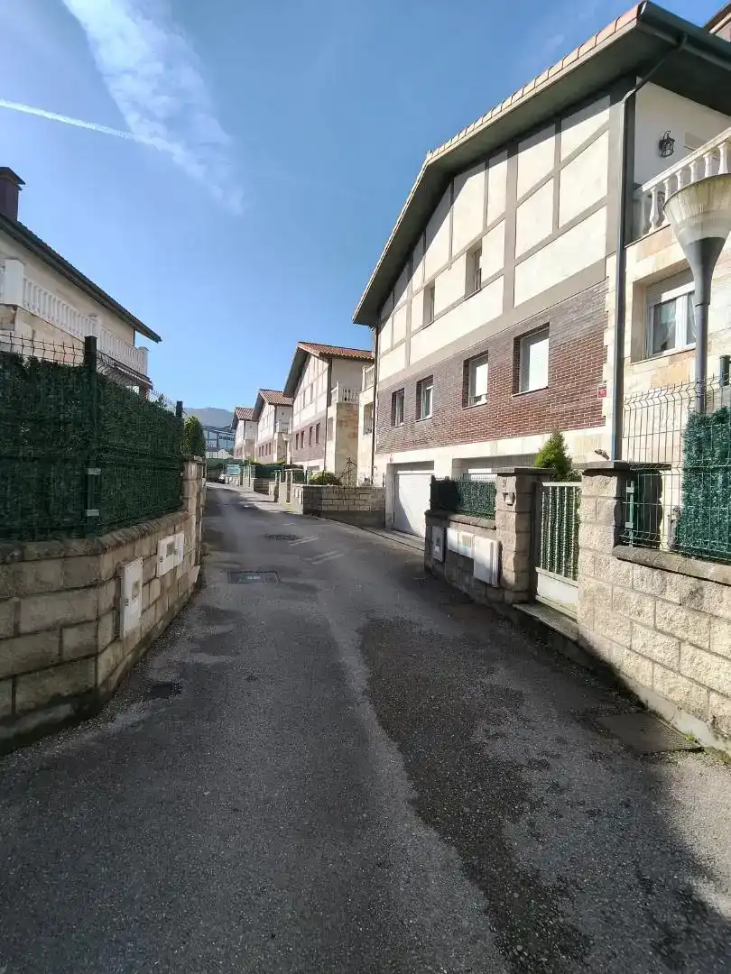 Vista exterior de Casa o chalet en venta en Castro-Urdiales con Balcón
