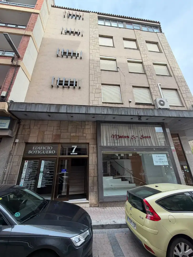 Local comercial en venda a Calle San Atilano
