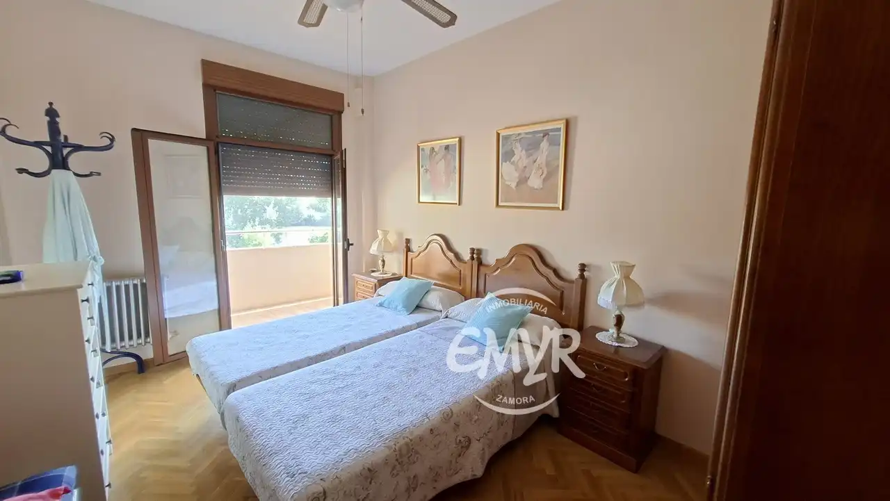 Dormitori de Casa o xalet en venda en Zamora Capital  amb Calefacció, Jardí privat i Parquet