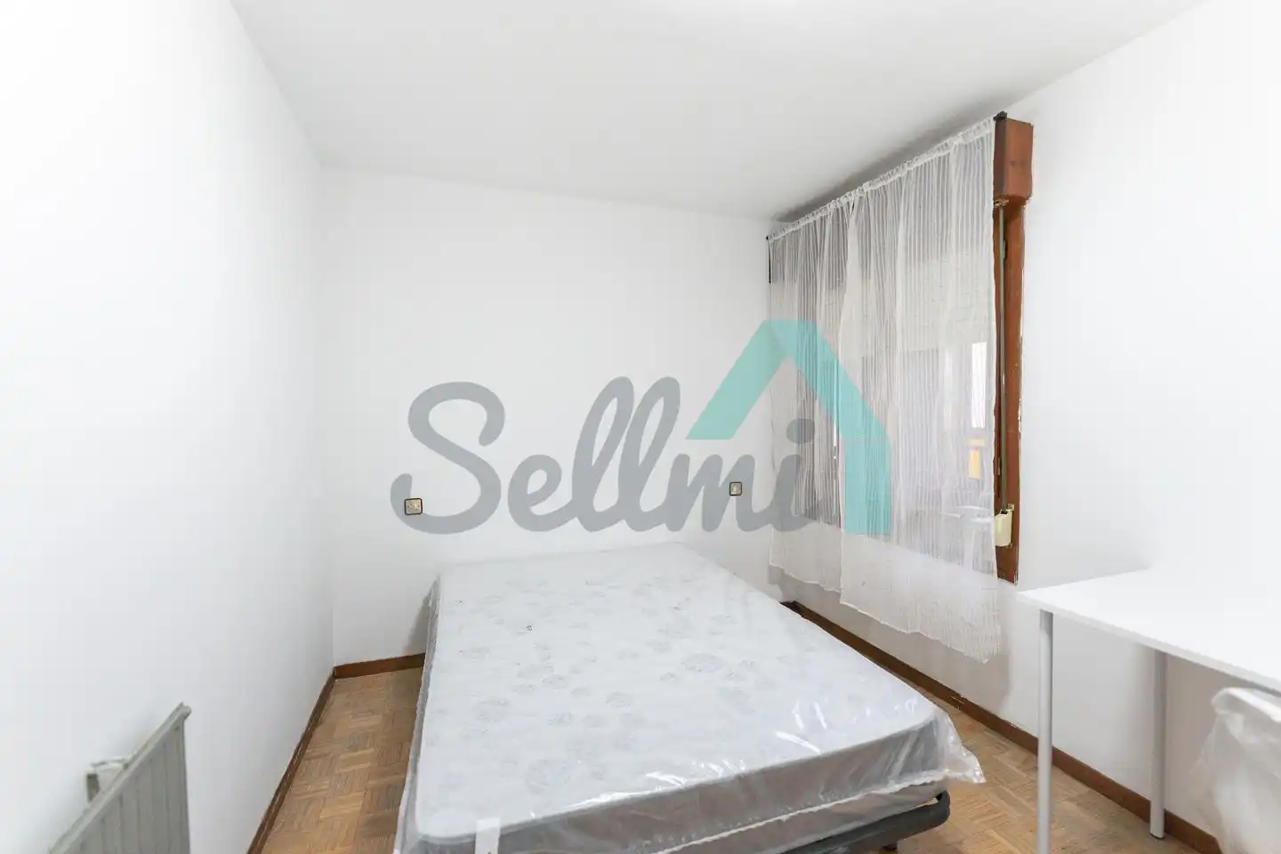 Bedroom of Flat for rent in Oviedo   with Heating, Parquet flooring and Furnished