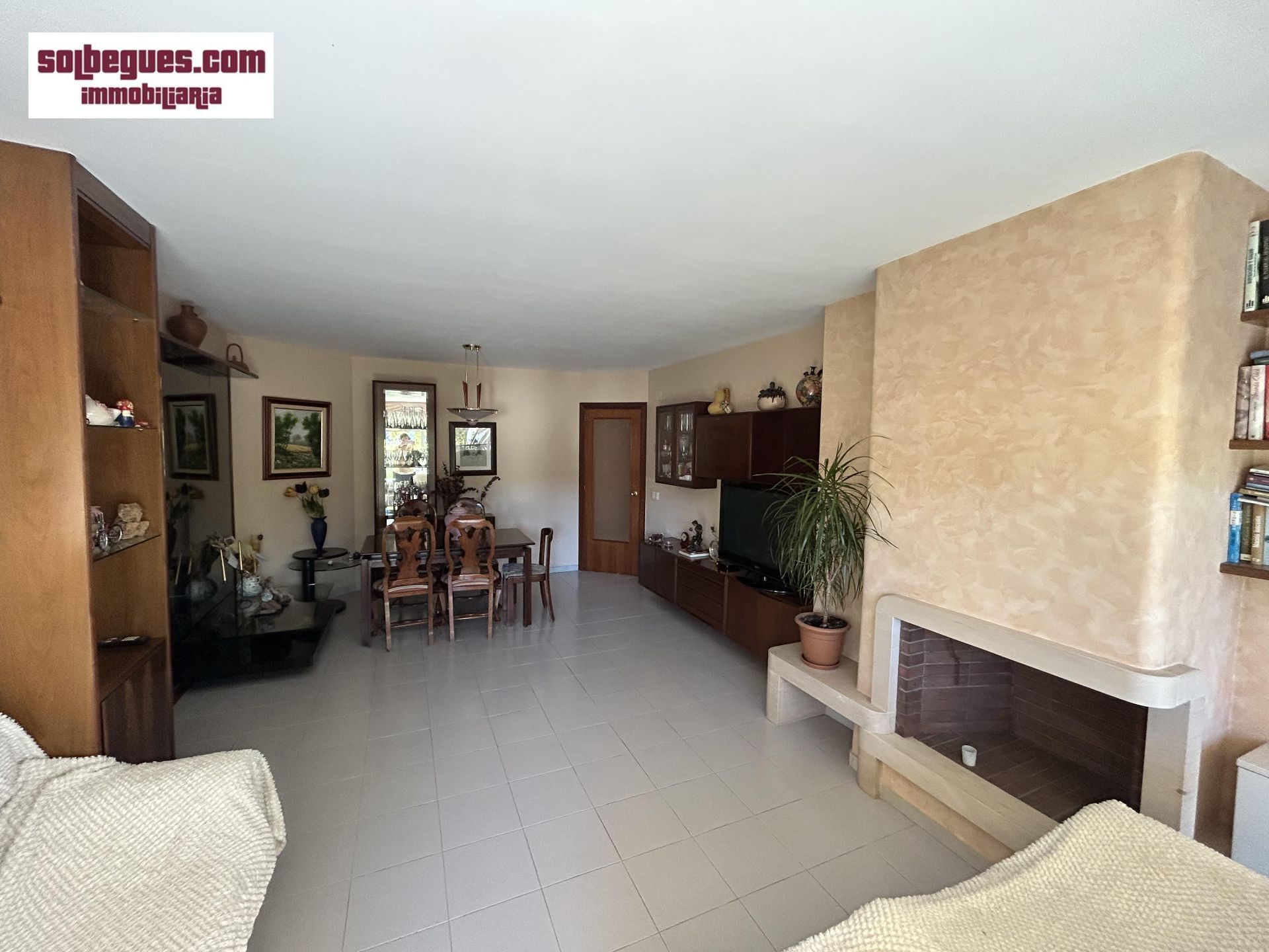 Sala de estar de Piso en venta en Begues con Calefacción, Terraza y Piscina comunitaria